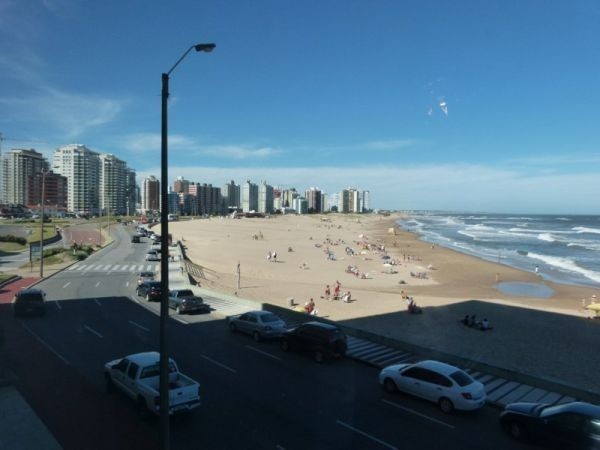 Departamento en alquiler frente a playa brava